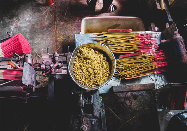 Burning paste is added to the dry incense sticks.