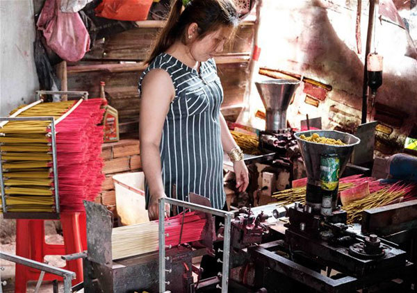 The burning part is applied to dry incense sticks.